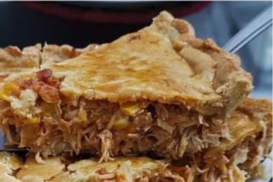 Fatia de torta salgada de Frango com milho