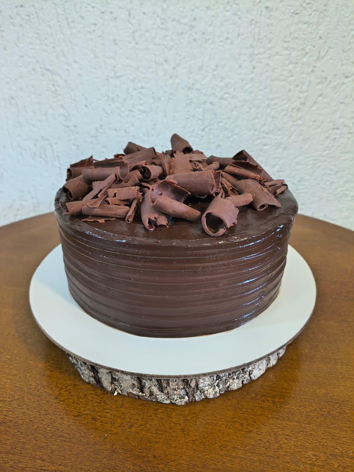 Bolo Chocolate Supremo, com raspas de chocolate