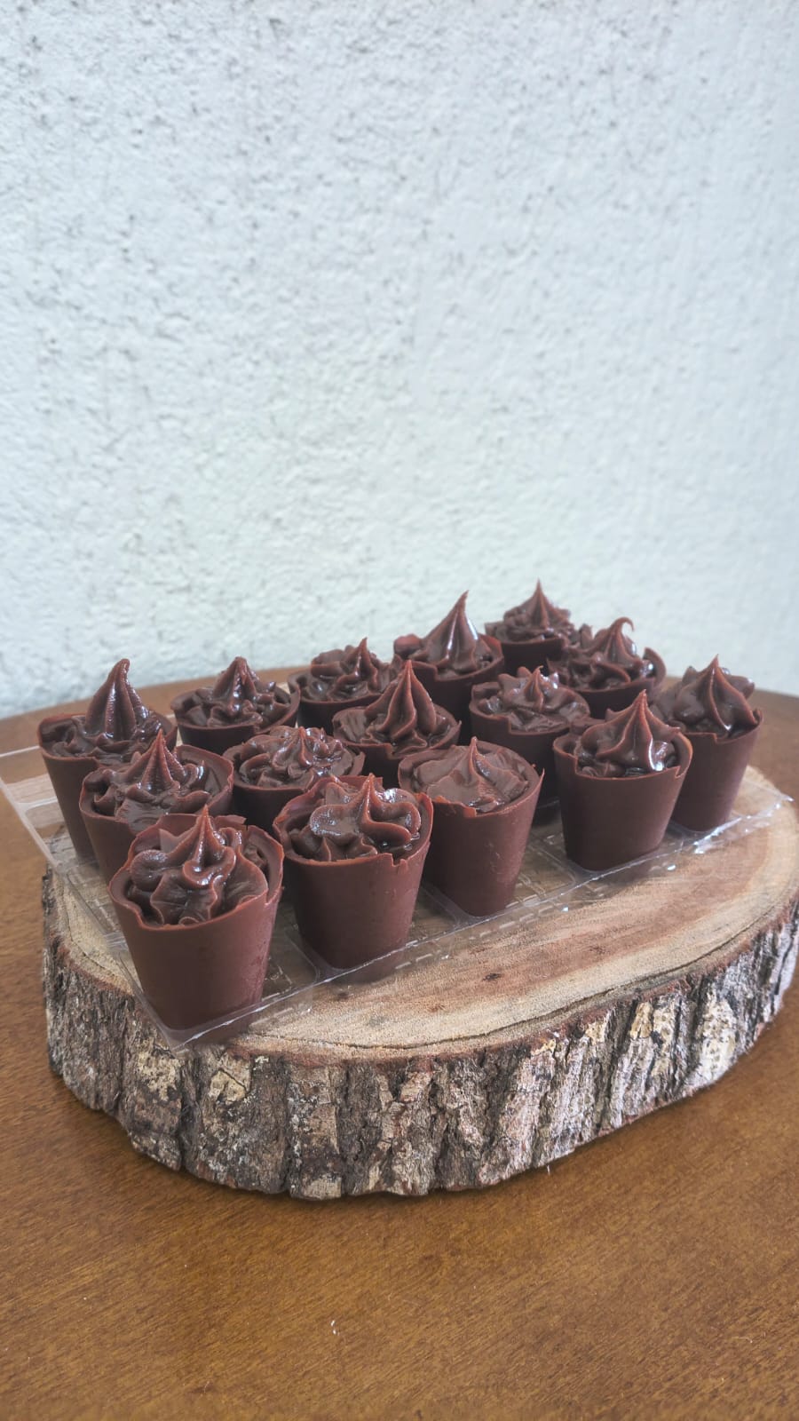 Doces gourmet de chocolate servidos em copinho