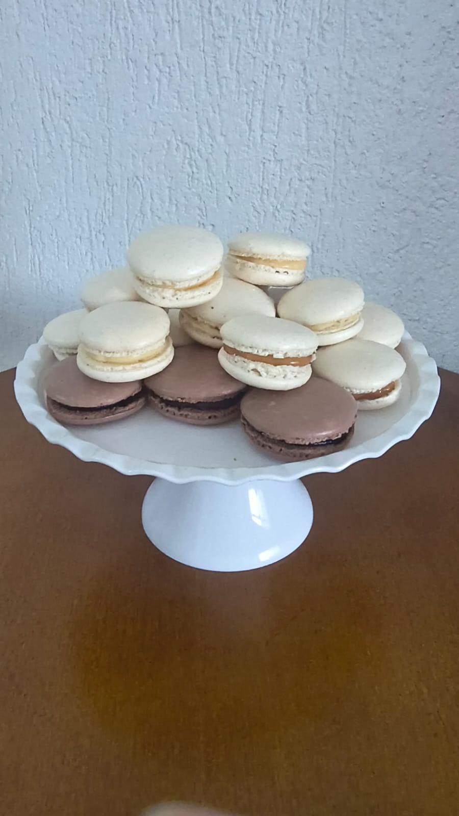 Macarons artesanais empilhados, recheios cremosos
