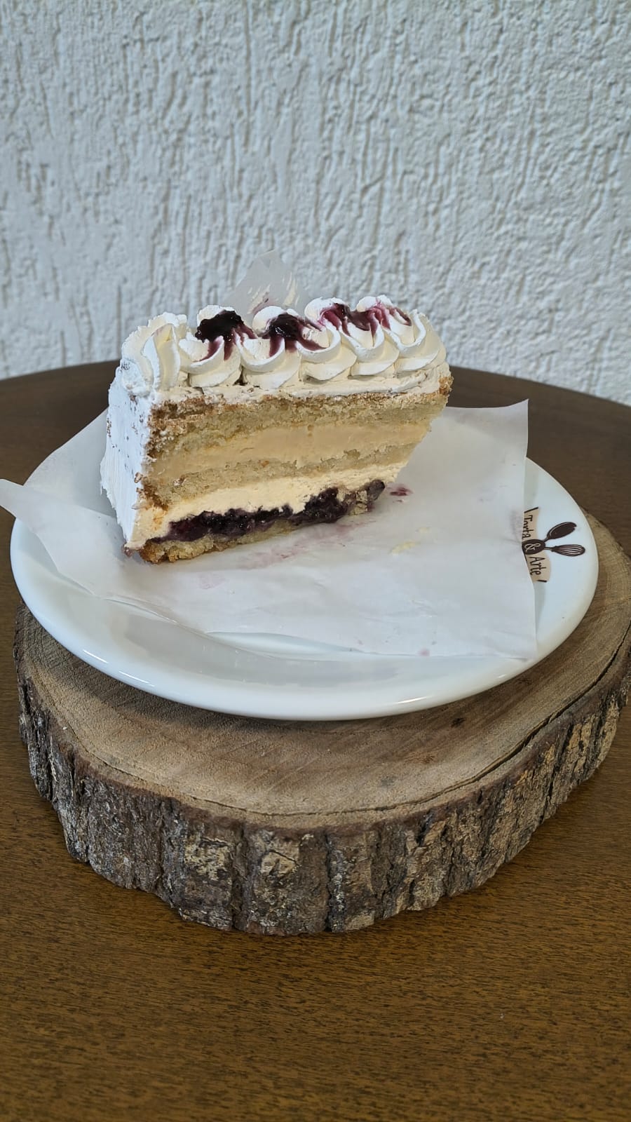 Fatia de torta de frutas vermelhas, com pão de ló, creme e geleia de frutas vermelhas, finalizada com chantininho