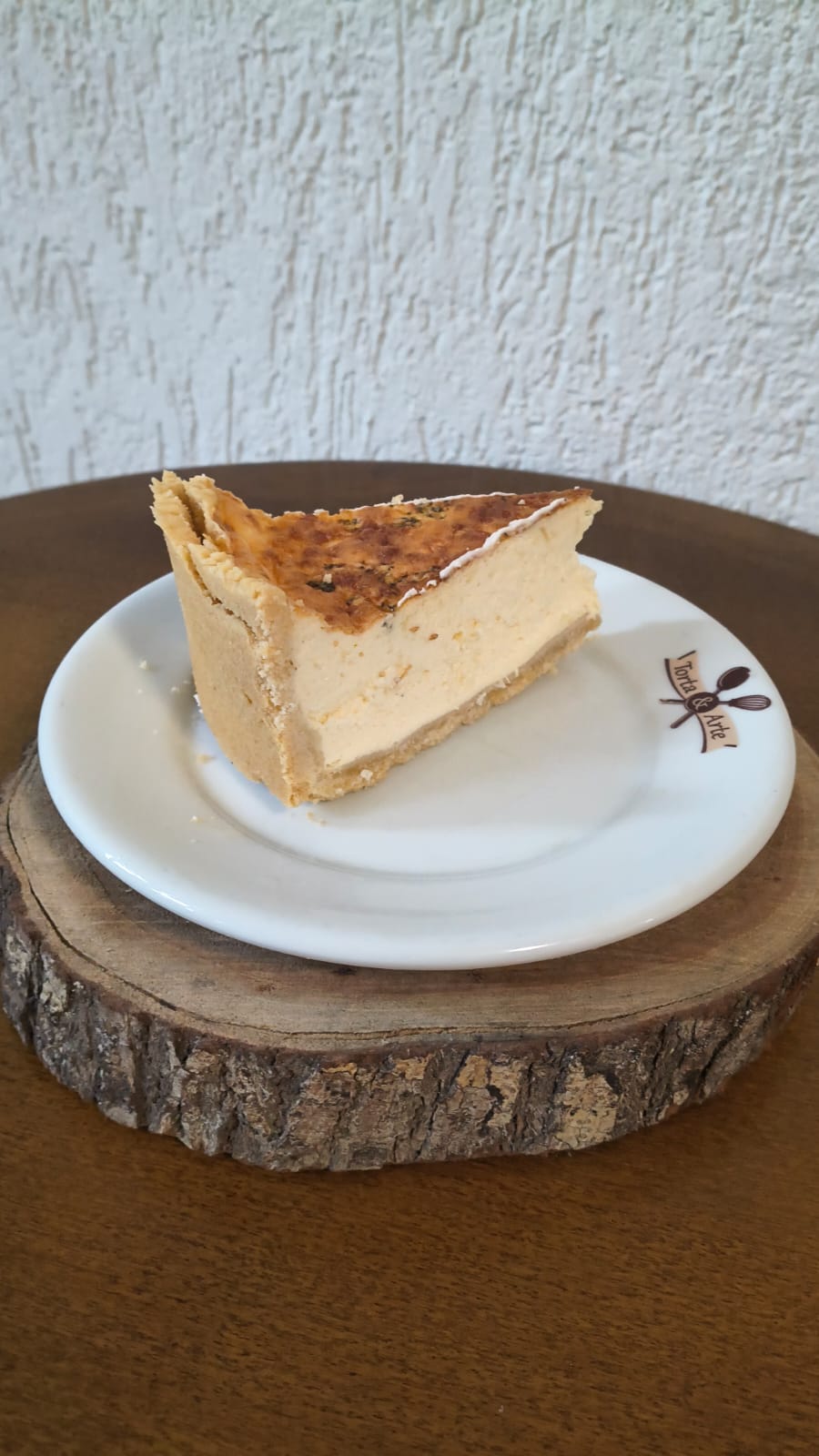 Fatia de torta salgada da casa, massa amanteigada com recheio cremoso