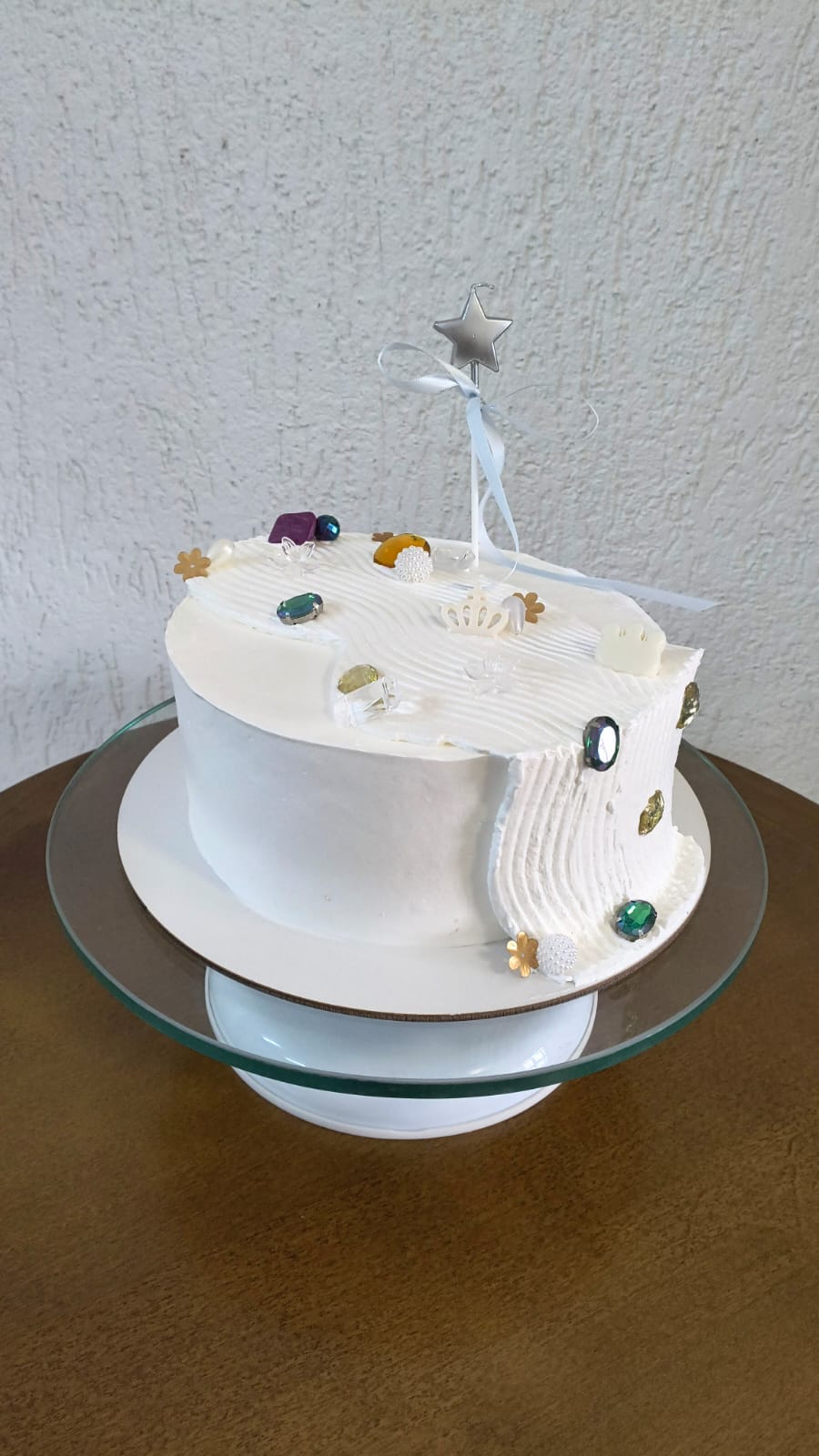 Bolo branco decorado com pedrarias e topper de estrela