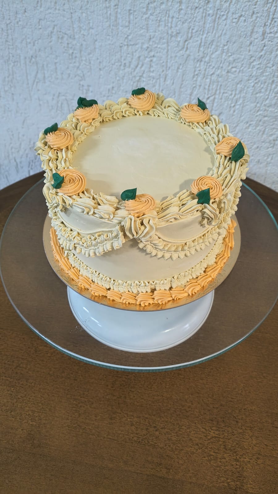 Bolo laranja com flores de chantilly e drapeado