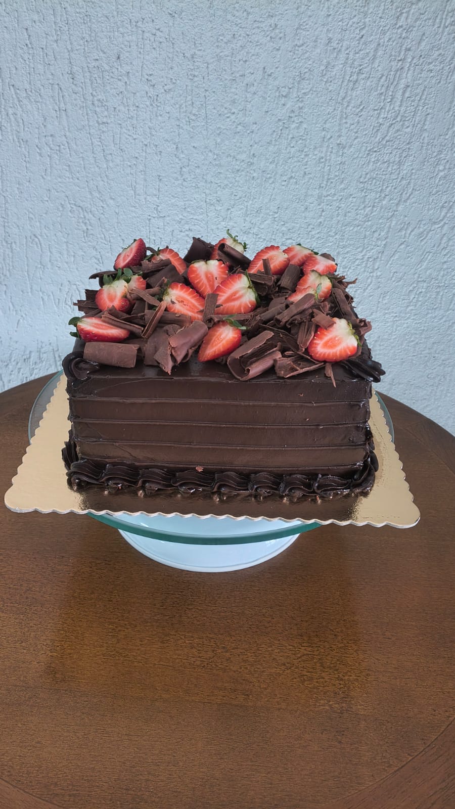 Bolo quadrado de chocolate com morangos frescos