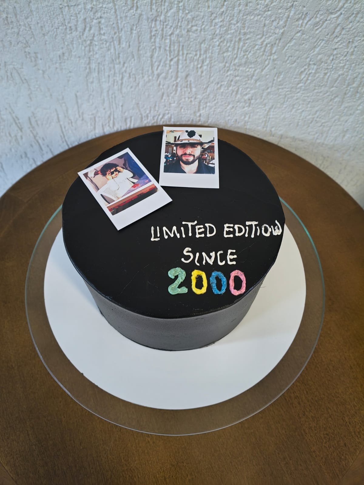 Bolo preto personalizado com fotos polaroid